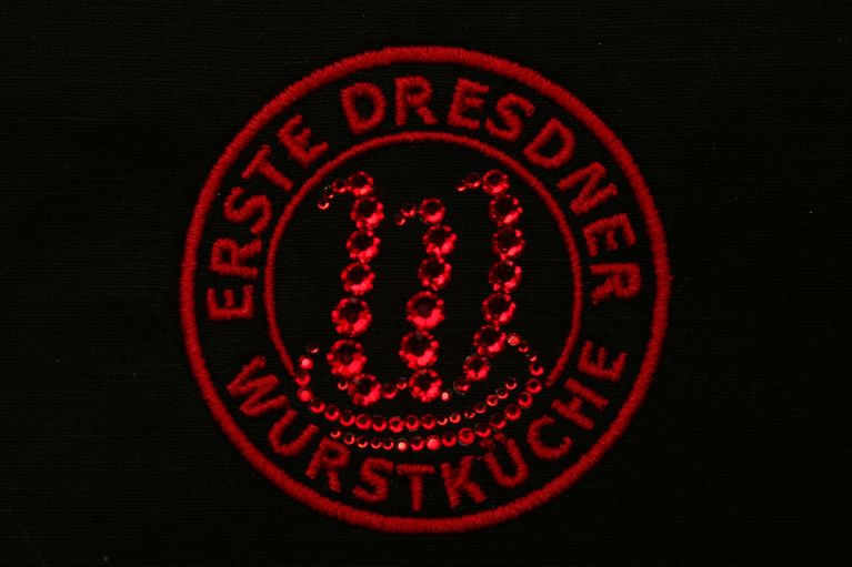 Stickerei und Strasssteine vereint auf Textilien