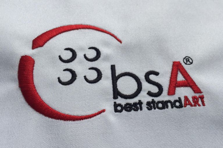 ein gesticktes individuelles Motiv auf Textilien