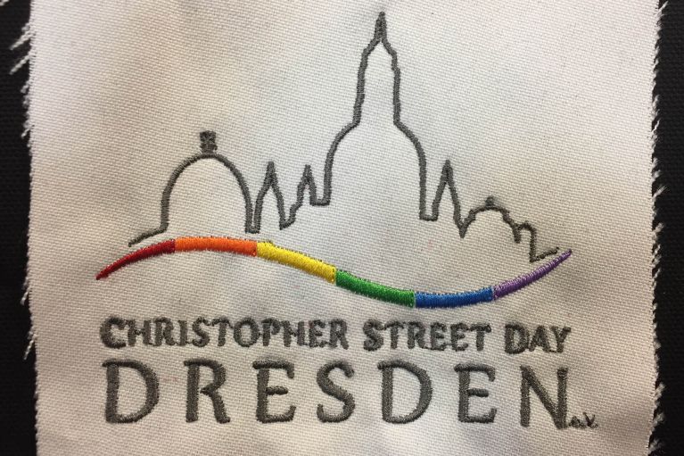 ein gesticktes individuelles Motiv auf Textilien