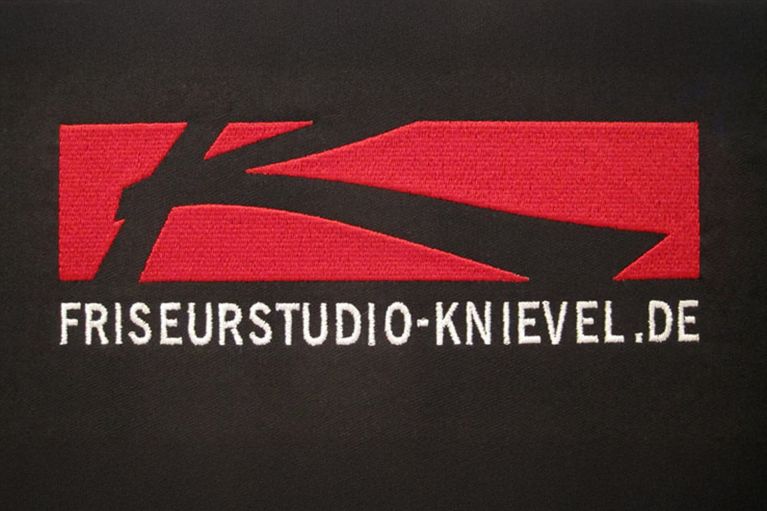 ein gesticktes individuelles Motiv auf Textilien