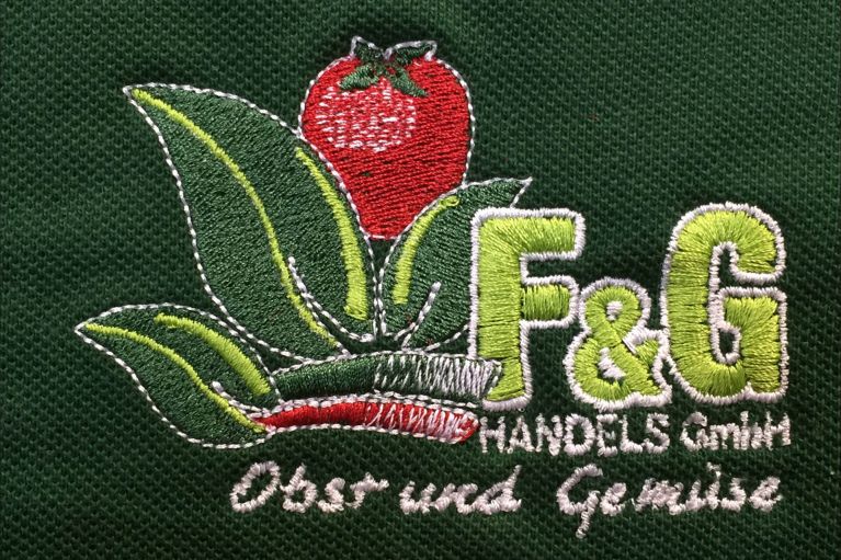 ein gesticktes individuelles Motiv auf Textilien