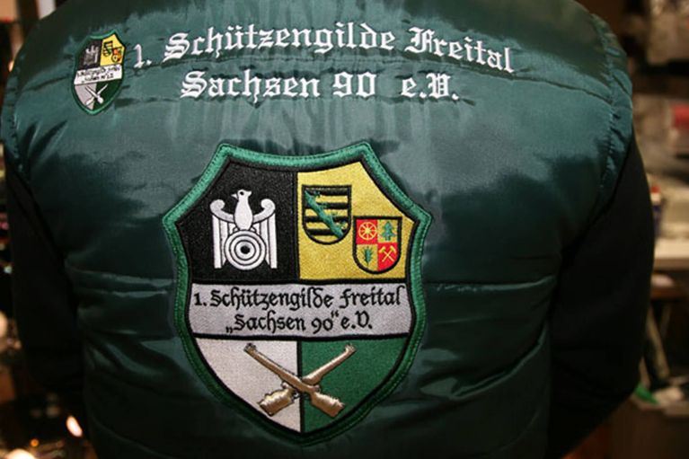 ein gesticktes individuelles Motiv auf Textilien