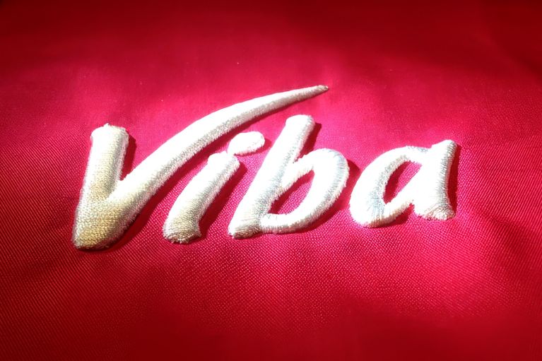ein gesticktes individuelles Motiv auf Textilien