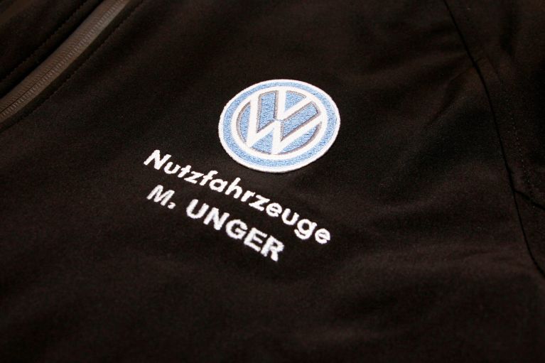 ein gesticktes individuelles Motiv auf Textilien
