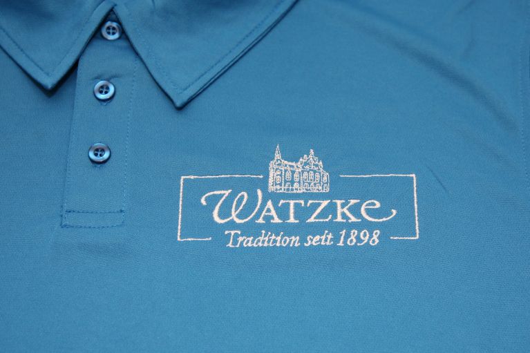 ein gesticktes individuelles Motiv auf Textilien